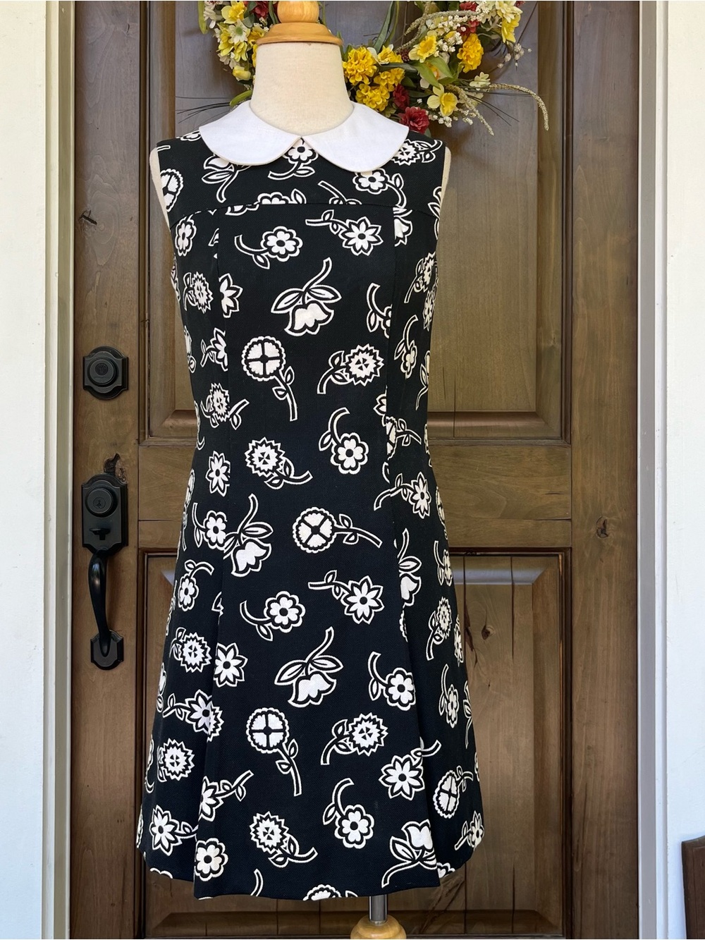 ‘60s Black & White Floral Peter Pan Collar Dress